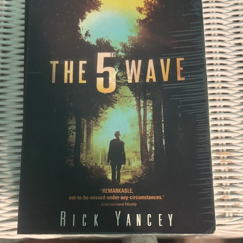 Book bundle of 2 - The 5th Wave and The Infinite Sea Books